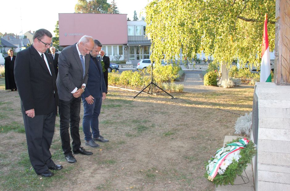 Zirc Városi Önkormányzat képviseletében Hellebrandt Ferenc alpolgármester, Lingl Zoltán bizottsági elnök és Horváth Attila képviselő koszorúzott