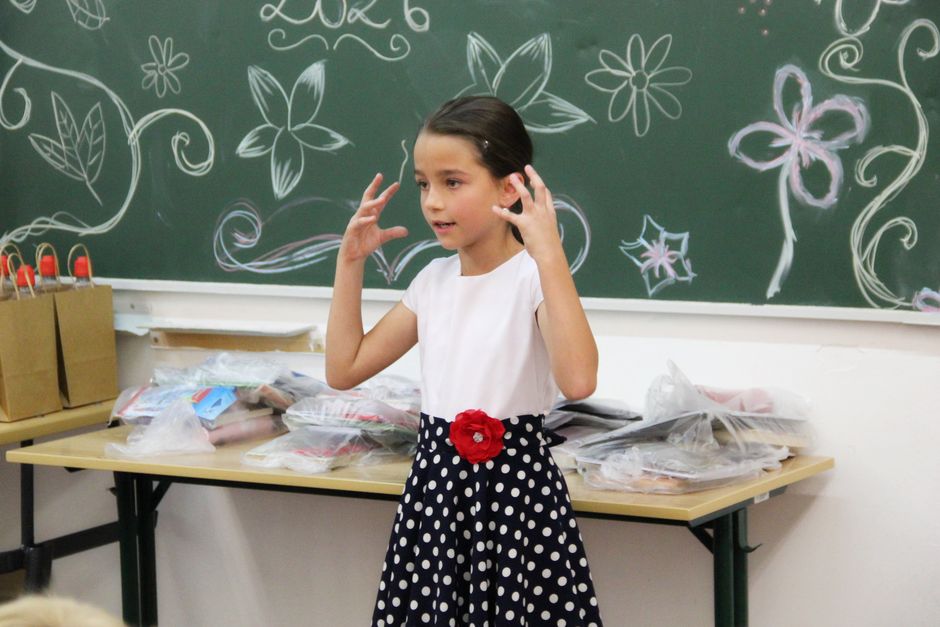 Hallhattunk nagyon bátor szavalatokat, volt, aki gesztikulált is, és mint az a lenti képen látható, egy versenyző még az erdőt is magával hozta az előadásra