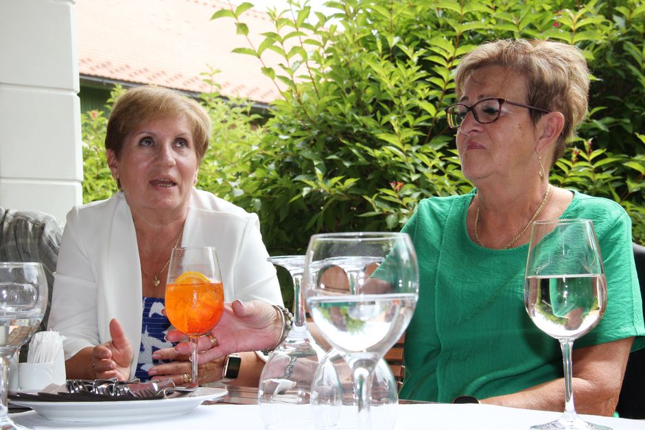 Máté Attiláné (balról) és Honbolygóné Bognár Emma osztja meg élményeit a hallgatósággal