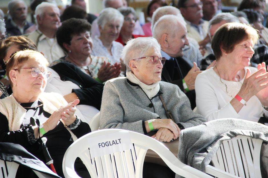 Az ünnepeltek is együtt éltek a művészekkel, jó hangulattól volt foglalt a tornacsarnok ezen a szombat délutánon