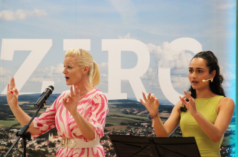  Egy egészen különleges produkcióra is sor került, Hatás Andrea és tanítványa, Pölczman Szofi jelbeszéddel is „elénekelte” Máté Péter „Azért vannak a jó barátok” című dalát