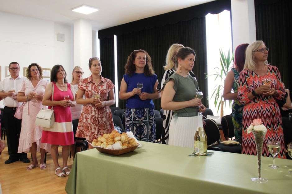 Kacsala István polgármester pohárköszöntőjét hallgatják a pedagógusok