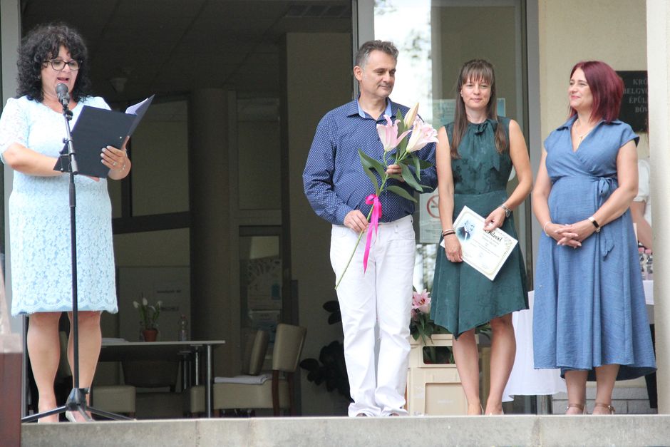 Vintzéné Valler Edit ápolónő hallgatja a méltatását a díjat átadók körében