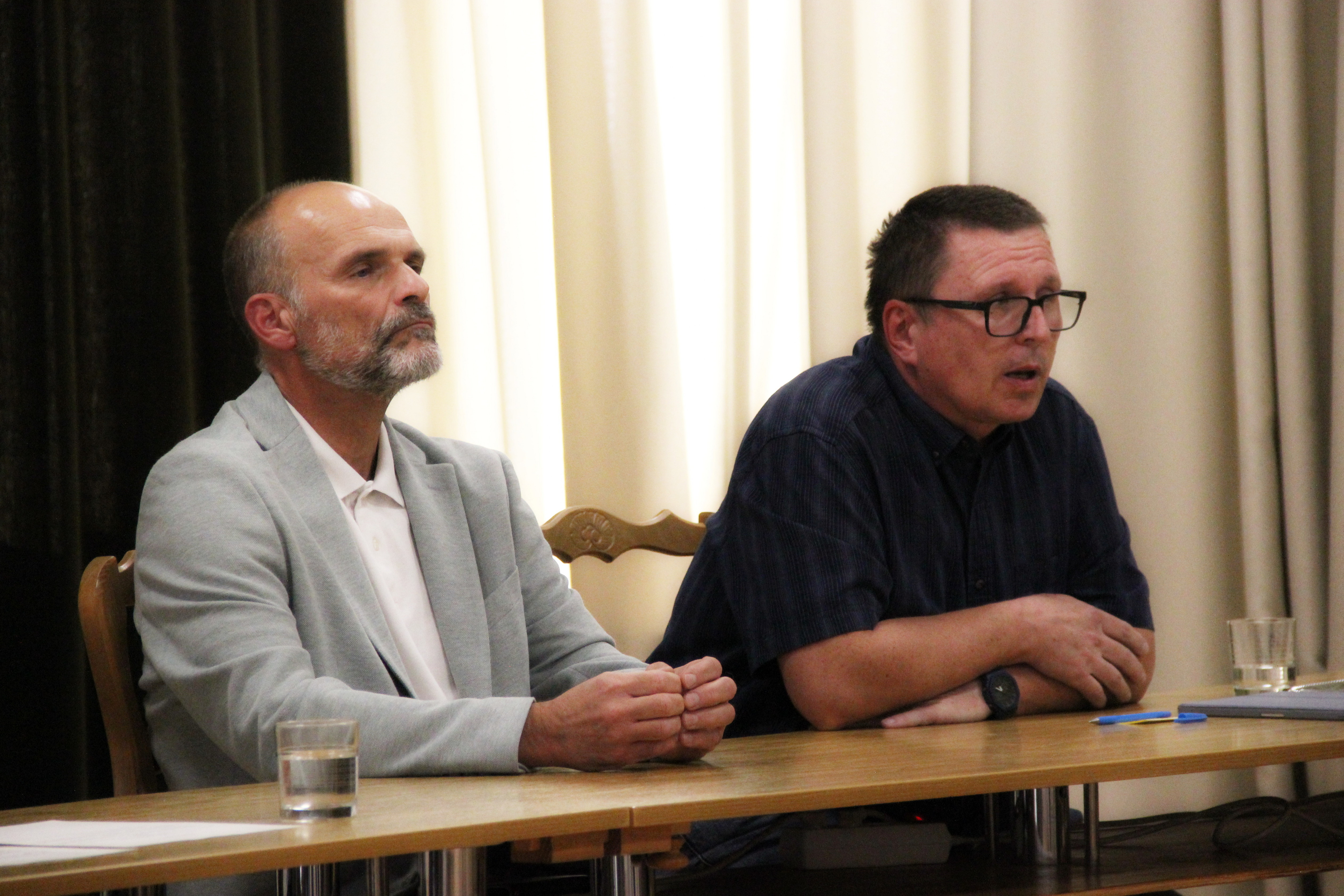 Lingl Zoltán képviselő (jobbról) is megindokolta döntését a rendkívüli ülésen