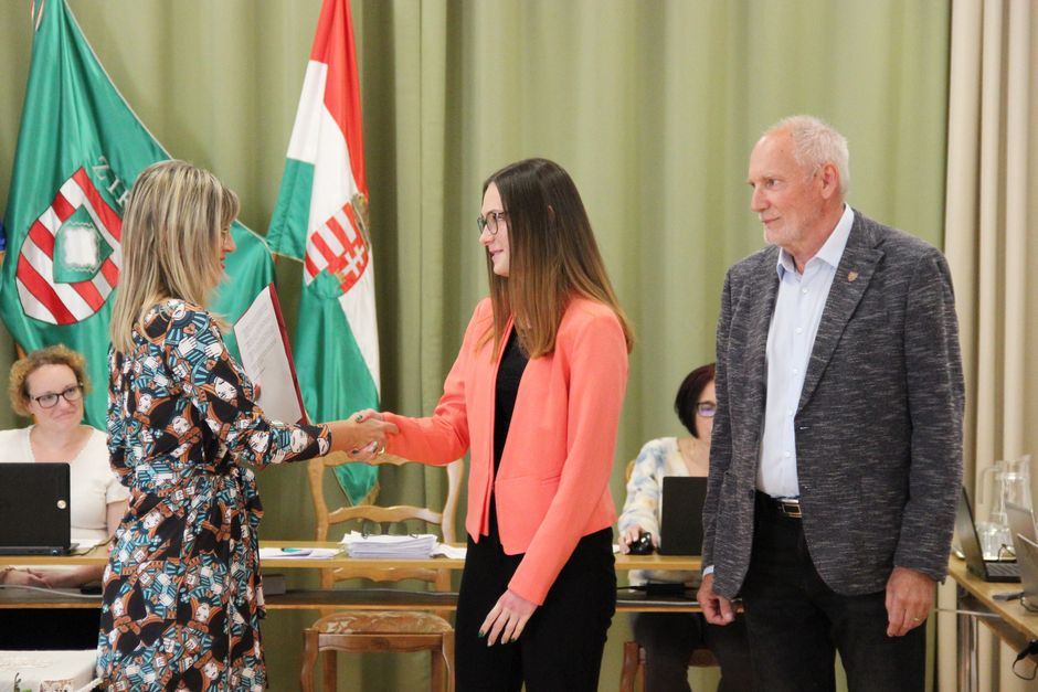 Varga Zita, az Oktatási, Ifjúsági, Kulturális, Sport és Civil Bizottság elnöke gratulál Szekrényes Nóra Annának, a III. Béla Gimnázium, Művészeti Szakgimnázium és Alapfokú Művészeti Iskola 9. évfolyamos, kitűnő tanulmányi átlagú diákjának