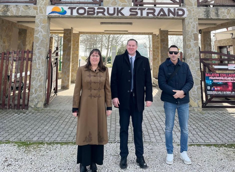 A turisztikai együttműködés eredményeként a fűzfői strandra az idei nyártól kedvezményesen válthatnak belépőjegyet a zirci lakosok. Kacsala István polgármester Szanyi Szilviával, Balatonfűzfő polgármesterével az első kézzelfogható eredményt megalapozó egyik találkozón (Fotó: archív)